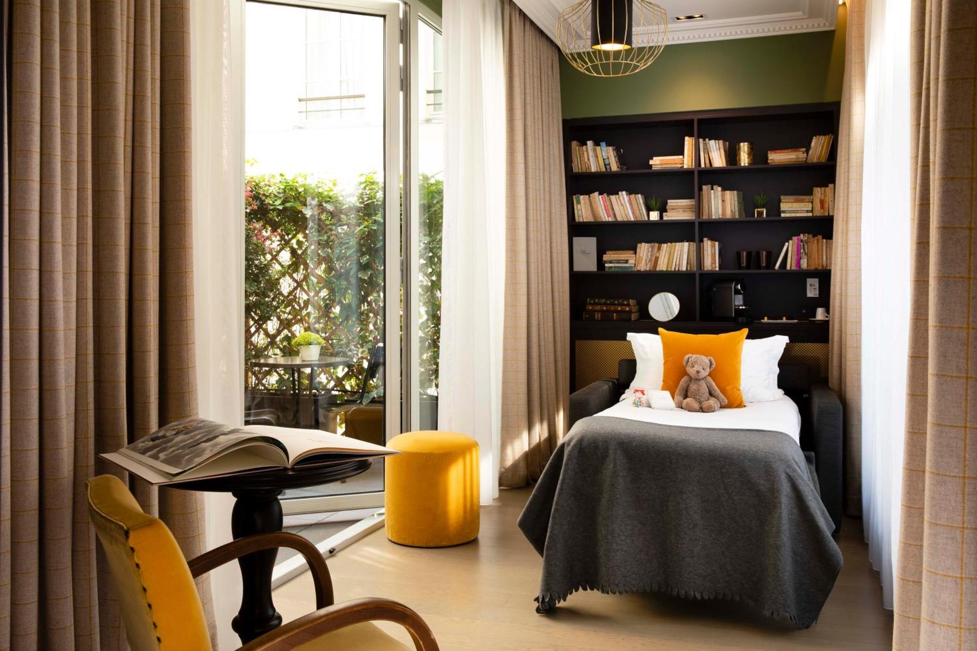 Chambre Triple avec Terrasse et Accès Privé au Hammam